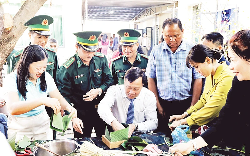 Các đại biểu tham gia gói bánh chưng tặng các gia đình chính sách, hộ nghèo trên địa bàn biên giới tỉnh Đắk Lắk.