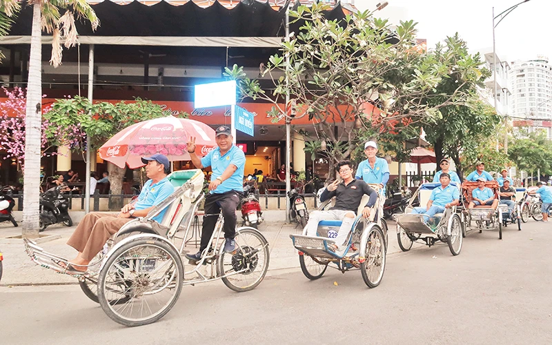Xe xích lô hoạt động trên đường phố Nha Trang.