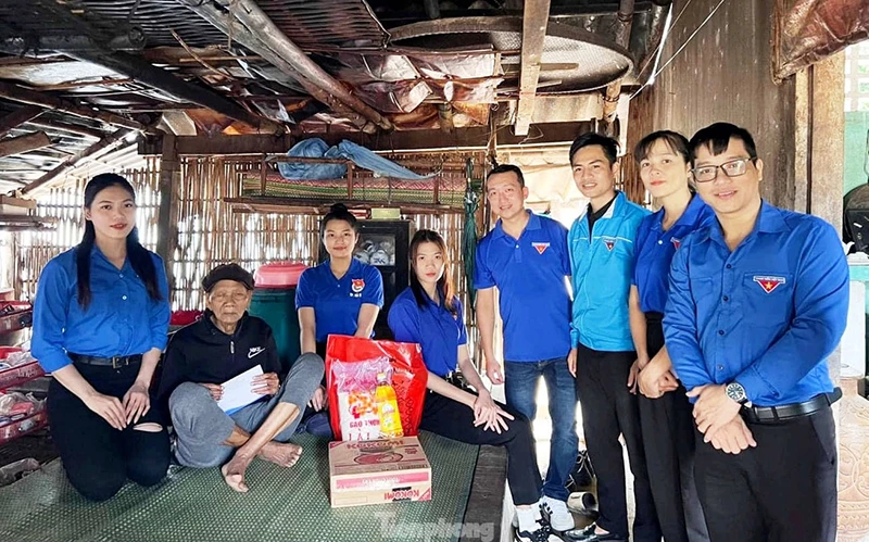 Đoàn viên thanh niên Đà Nẵng thăm, tặng quà hộ gia đình đặc biệt khó khăn ở huyện Nam Đông, tỉnh Thừa Thiên Huế.