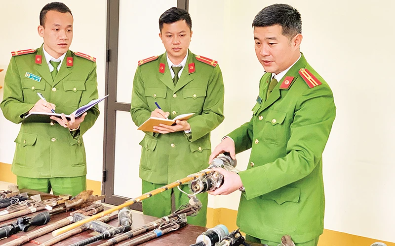 Qua tuyên truyền vận động, lực lượng Công an huyện Mường La đã thu hồi nhiều vũ khí, vật liệu nổ, công cụ hỗ trợ.