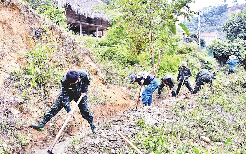 Bộ đội Trung đoàn 148 giúp nhân dân xã Yên Lâm, huyện Hàm Yên (Tuyên Quang) nạo vét, khơi thông hệ thống mương dẫn nước.