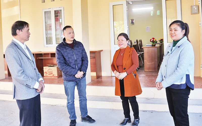 Các đảng viên Chi bộ xóm Đông Mu, thị trấn Thanh Nhật, huyện Hạ Lang trao đổi về thực hiện nhiệm vụ phát triển đảng viên mới.