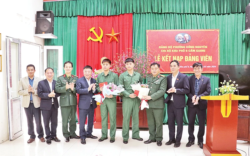 Lễ kết nạp đảng cho tân binh tại Khu phố 6 Cẩm Giang, phường Đồng Nguyên, thành phố Từ Sơn, tỉnh Bắc Ninh.