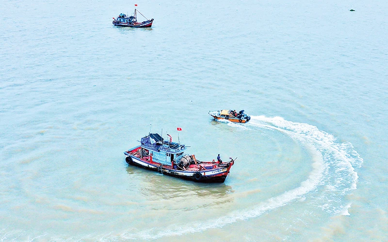 Lực lượng Bộ đội Biên phòng tỉnh Trà Vinh tuần tra, kiểm soát trên biển.