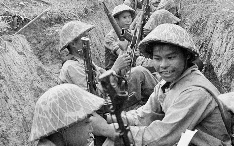 Phút thư giãn của bộ đội ta trong chiến hào trước giờ xung trận tại chiến trường Điện Biên Phủ. (Ảnh tư liệu)