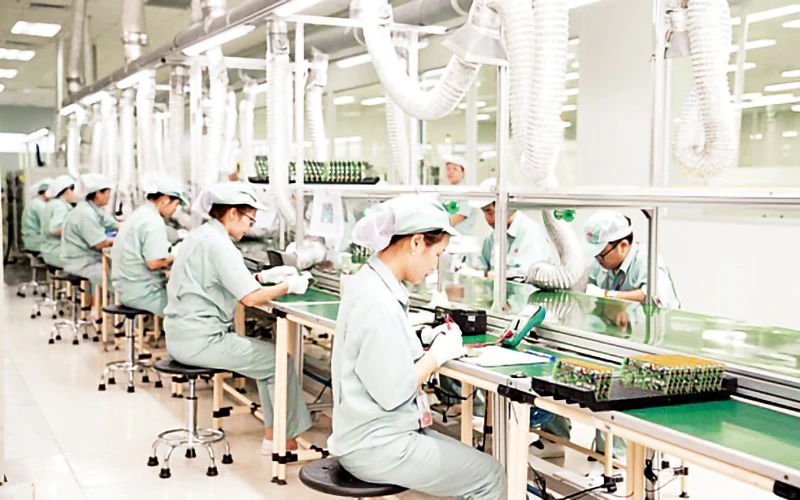 Sản xuất thiết bị điện tử tại Tổng công ty Sản xuất thiết bị Viettel (Tập đoàn Viettel). (Ảnh TUẤN ANH)