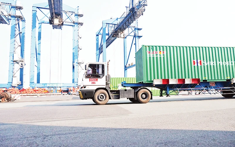 Vận chuyển hàng hóa xuất, nhập khẩu tại cảng Cát Lái, thành phố Thủ Đức.