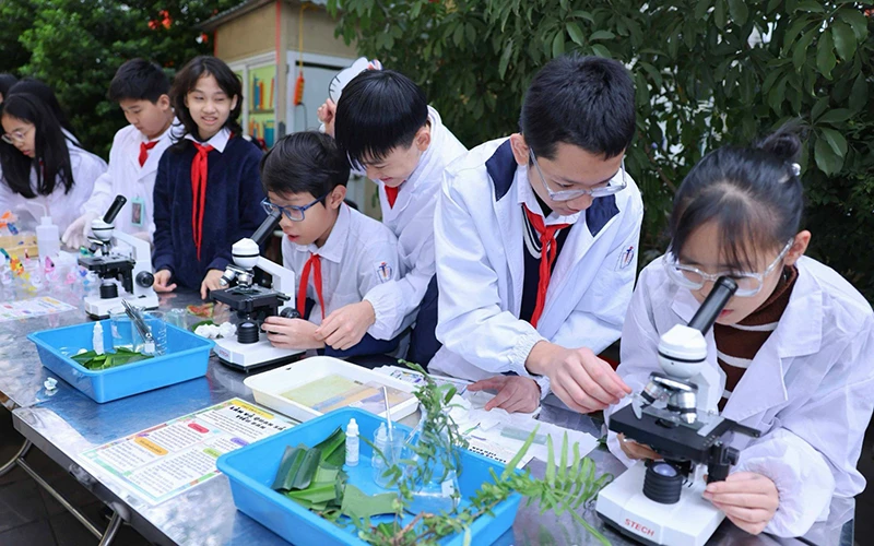 Học sinh Trường THCS Ngô Sĩ Liên (quận Hoàn Kiếm, Hà Nội) trong ngày hội STEM 2024.