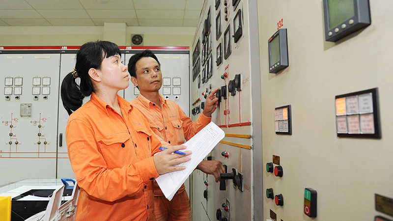 Kỹ sư Trạm biến áp 110 kV An Lạc (Hải Phòng) kiểm tra bảo dưỡng thiết bị. (Ảnh TRẦN KHÁNH)