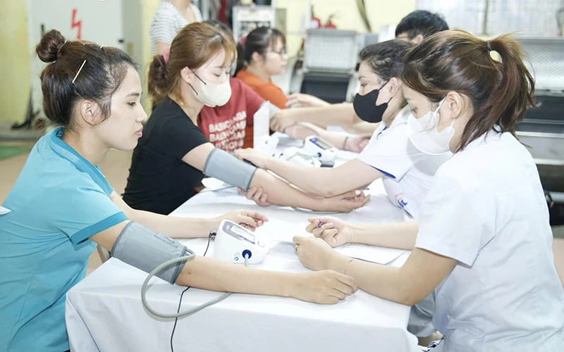 Công ty cổ phần dệt may Tiên Hưng (Hưng Yên) phối hợp Bệnh viện Dệt may Việt Nam tổ chức khám sức khỏe định kỳ cho cán bộ công nhân viên nhân Tháng Công nhân 2024. (Ảnh MAY TIÊN HƯNG)