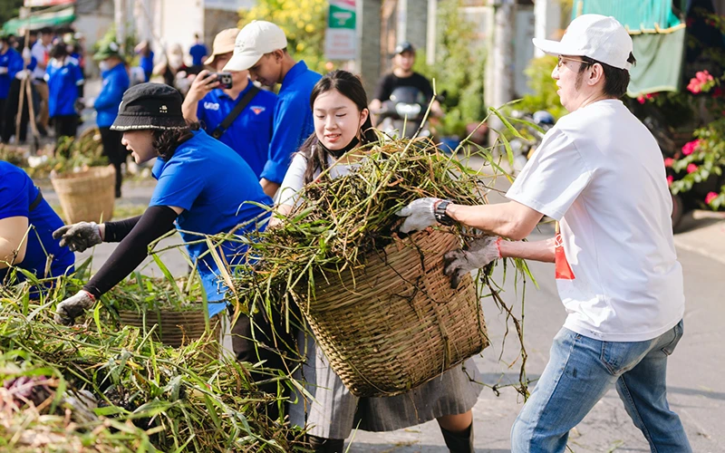 Đoàn viên, thanh niên Thành phố Hồ Chí Minh thu gom rác dưới kênh trong chương trình "Chủ nhật xanh" tại Quận 12.