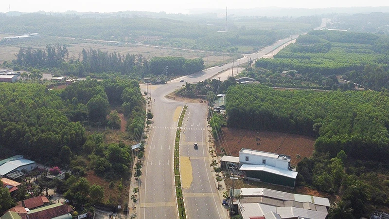 Sau hơn 10 năm thi công, tuyến giao thông trục chính nối trung tâm phía bắc và phía nam đô thị Vạn Tường vẫn còn dở dang.