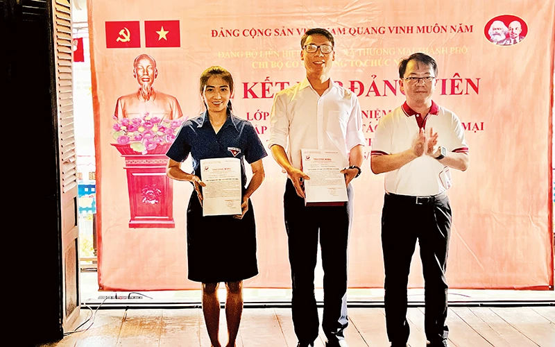 Đồng chí Nguyễn Anh Đức, Phó Bí thư Đảng ủy, Tổng Giám đốc Saigon Co.op chúc mừng hai đảng viên trẻ được kết nạp.