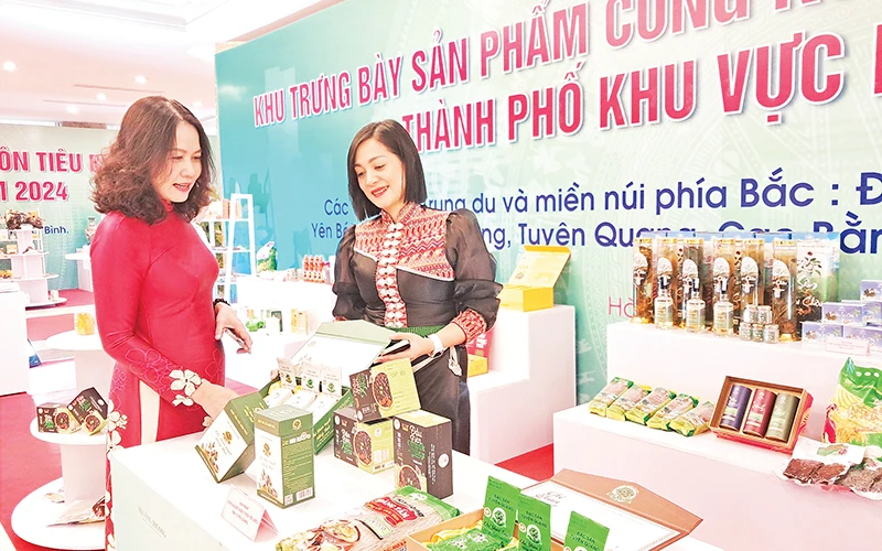 Trưng bày, giới thiệu các sản phẩm công nghiệp nông thôn tiêu biểu của các tỉnh, thành phố phía bắc tại Hà Nội.