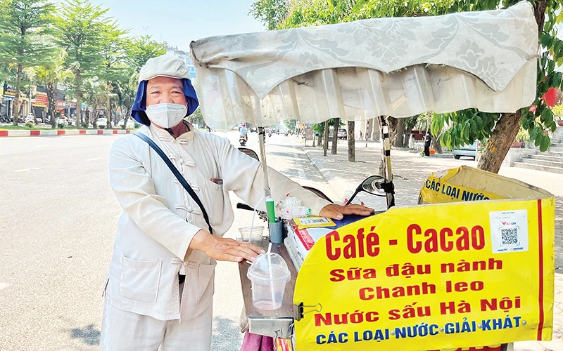 Ông Đinh Văn Dụng, quê ở huyện Nghĩa Hưng, tỉnh Nam Định với xe hàng bán nước giải khát.