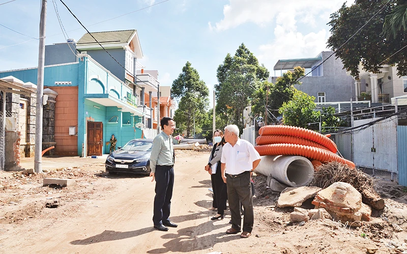 Đại diện Ban Dân vận Thành ủy Vũng Tàu vận động người dân bàn giao mặt bằng để chỉnh trang đô thị.