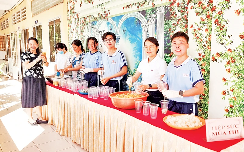 Các thầy, cô giáo Trường trung học phổ thông Bình Minh hỗ trợ đồ uống giải nhiệt cho học sinh đang ôn thi.