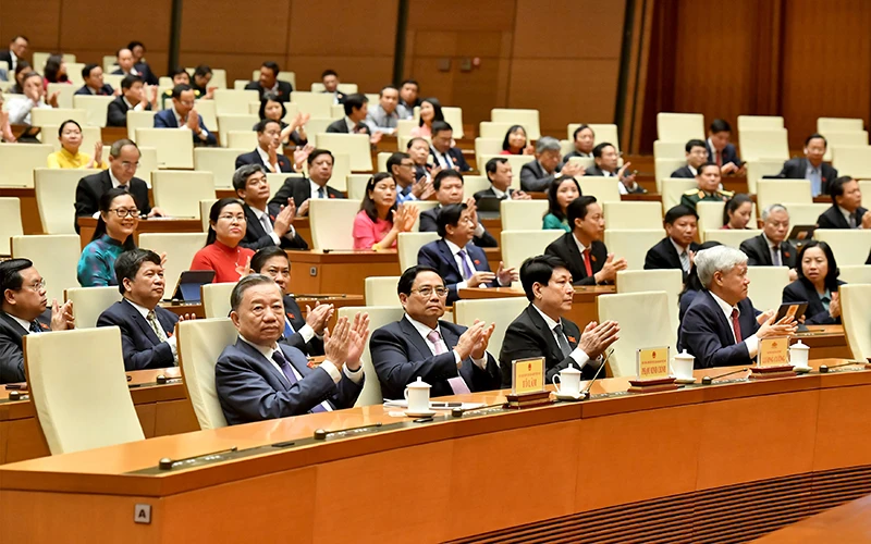 Các đồng chí lãnh đạo Đảng, Nhà nước và đại biểu Quốc hội dự phiên bế mạc kỳ họp thứ 7 của Quốc hội. (Ảnh Đăng Khoa)