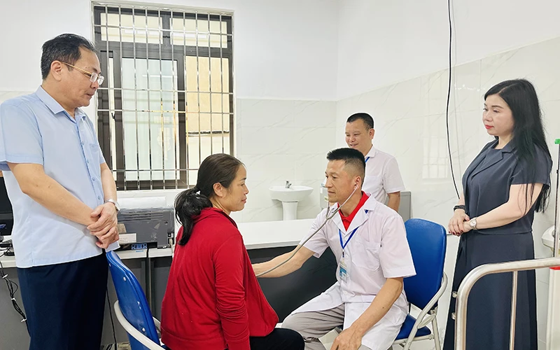 Cán bộ y tế xã Phiêng Khoài, huyện Yên Châu, tỉnh Sơn La khám bệnh cho người dân trong xã. (Ảnh TRUNG HIẾU)