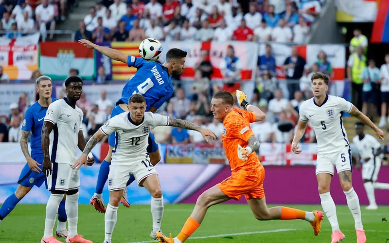 Đội tuyển Anh (áo trắng) trong trận hòa 0-0 trước Slovenia tại vòng bảng.