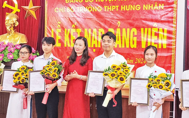 Trao Quyết định kết nạp Đảng viên cho 6 học sinh Trường trung học phổ thông Hưng Nhân, huyện Hưng Hà (tỉnh Thái Bình).