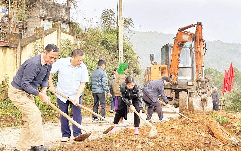 Xã Đông Minh, huyện Yên Minh mở rộng đường giao thông chào mừng Đại hội Mặt trận Tổ quốc các cấp. (Ảnh PHẠM HOAN)