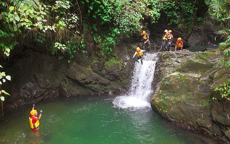 Du khách trải nghiệm tour đu dây vượt thác tại cụm thác Động Tiên ở Đại Từ (Thái Nguyên).