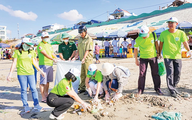 Du khách Việt tham gia thu gom rác tại bãi biển ở Phan Thiết.