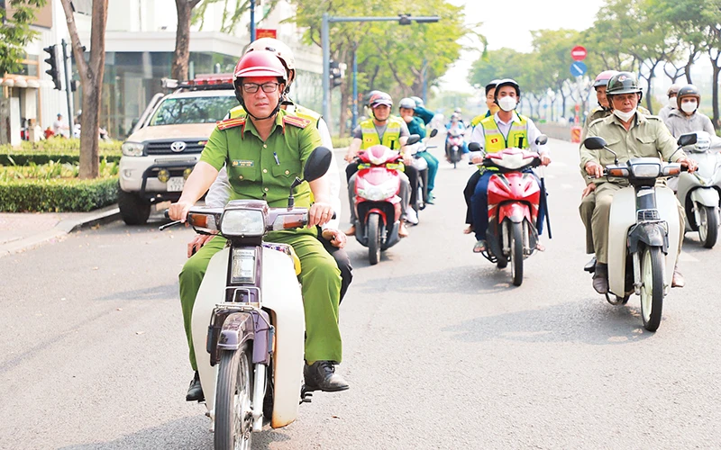 Lực lượng công an cùng nhân dân tham gia hoạt động tuần tra bảo đảm an ninh, trật tự.