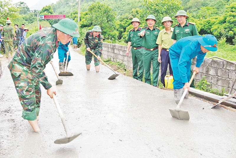 Cán bộ, chiến sĩ Bộ Chỉ huy quân sự tỉnh thực hiện tốt chương trình hành quân dã ngoại kết hợp làm công tác dân vận tại thôn Thanh Bồng, xã Thanh Nghị, huyện Thanh Liêm.