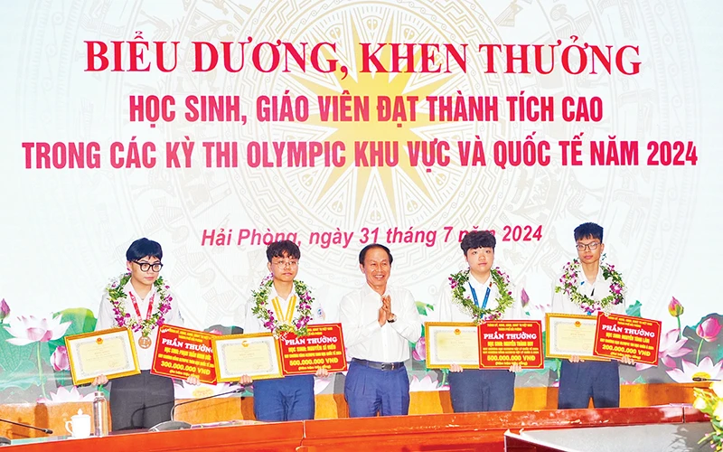 Bí thư Thành ủy Hải Phòng Lê Tiến Châu trao Bằng khen và phần thưởng tặng các học sinh đoạt giải. 