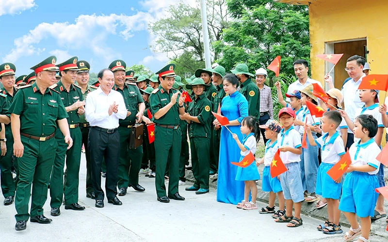 Đại tướng Phan Văn Giang, Bộ trưởng Quốc phòng, cùng đoàn Bộ Tư lệnh Quân khu 3 và lãnh đạo thành phố Hải Phòng thăm, kiểm tra đảo Bạch Long Vĩ, tháng 6/2024. (Ảnh ĐỨC VIỆT)