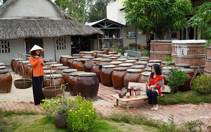 Nghề làm mắm truyền thống ở làng chài Cửa Khe, huyện Thăng Bình là điểm nhấn thu hút du khách. (Ảnh KIM LIÊN)