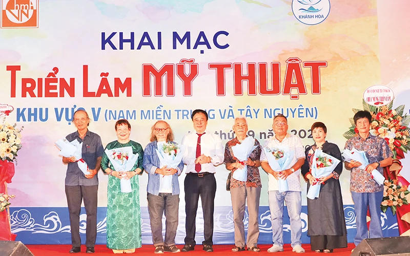 Lãnh đạo tỉnh Khánh Hòa tặng hoa các thành viên Hội đồng nghệ thuật của triển lãm. (Ảnh NT)