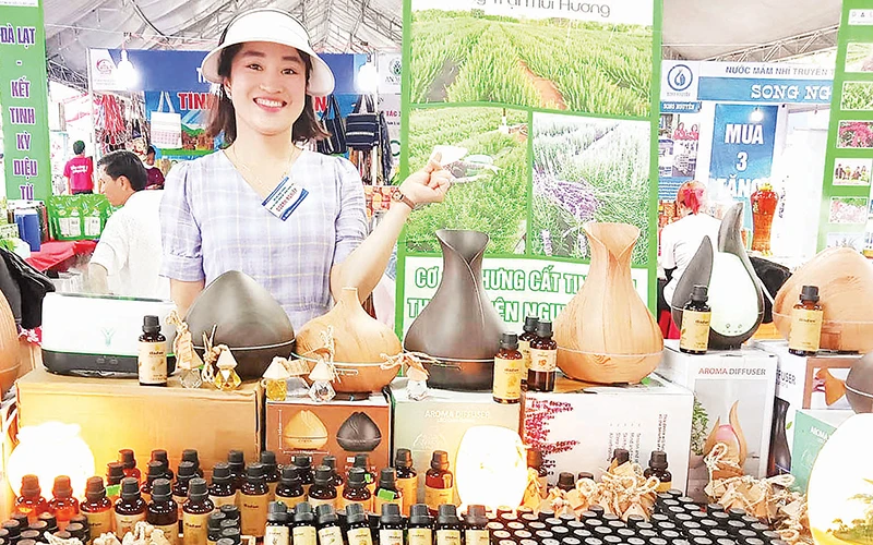 Các sản phẩm của Công ty Châu Farm tham gia tại một hội chợ thương mại.