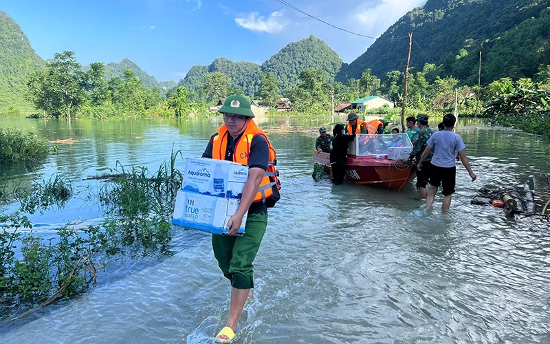 Lực lượng vũ trang vận chuyển nhu yếu phẩm cứu trợ người dân vùng ngập lũ.