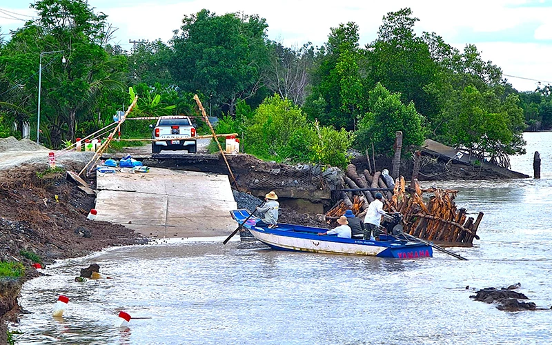 Hiểm họa sạt lở đất ven sông diễn biến ngày càng phức tạp ở Cà Mau, làm hư hỏng nhiều hạ tầng do Nhà nước đầu tư.