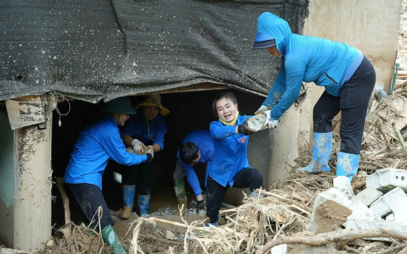 Đoàn viên, thanh niên tình nguyện khắc phục hậu quả thiên tai tại xã Mường Pồn (huyện Điện Biên, tỉnh Điện Biên).