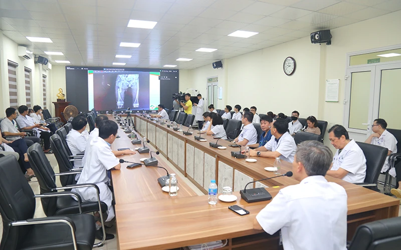 Hội chẩn qua hệ thống Telemedicine giữa các bác sĩ Bệnh viện Hữu nghị Việt Đức và bệnh viện tuyến dưới để đưa ra phương án phẫu thuật cấp cứu cho một nạn nhân.