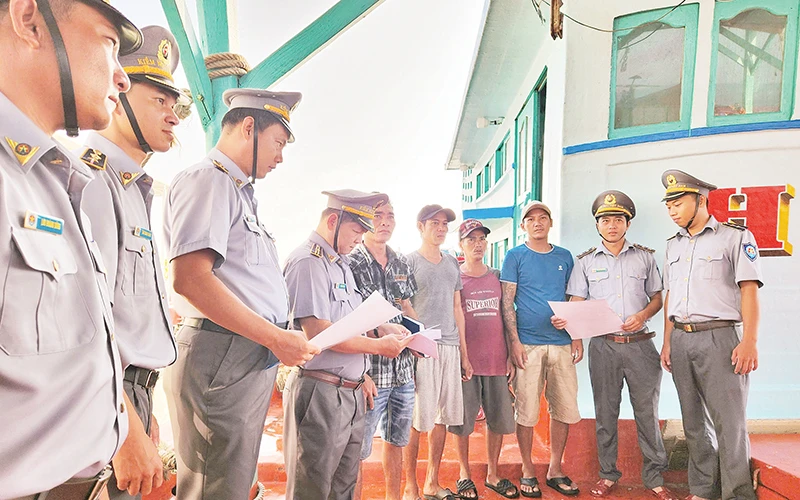 Lực lượng kiểm ngư Kiên Giang tuyên truyền về chống khai thác IUU cho các chủ tàu cá. 