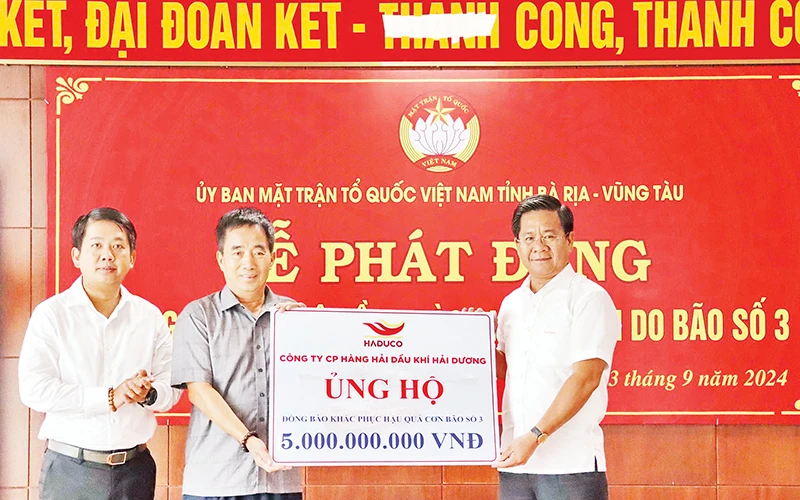 Đại diện Công ty cổ phần Hàng hải dầu khí Hải Dương (HADUCO) trao số tiền 5 tỷ đồng ủng hộ đồng bào các tỉnh miền bắc khắc phục hậu quả bão số 3.