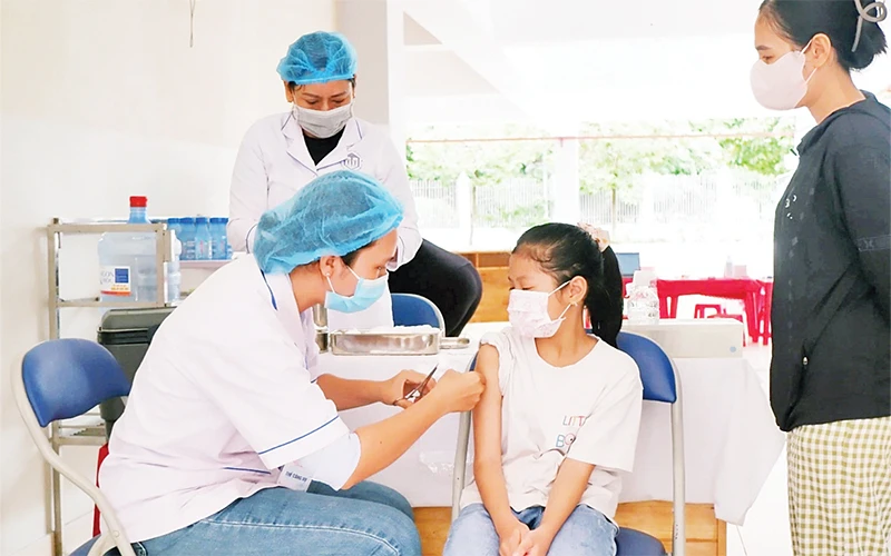 Học sinh được tiêm vắc-xin sởi-rubella (MR) trong chiến dịch tiêm vắc-xin sởi tại trường học.