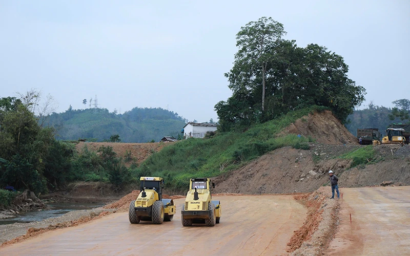 Tại gói thầu ECo2 (đoạn Km14+500-Km30+087), nhà thầu chưa thể đưa máy móc thi công đồng loạt.