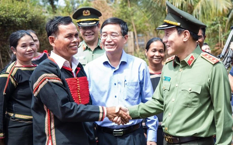 Thượng tướng Lương Tam Quang, khi đó là Thứ trưởng Bộ Công an thăm đồng bào dân tộc thiểu số huyện Cư M’gar, tỉnh Đắk Lắk vào tháng 3/2024. (Ảnh CÔNG AN TỈNH ĐẮK LẮK)