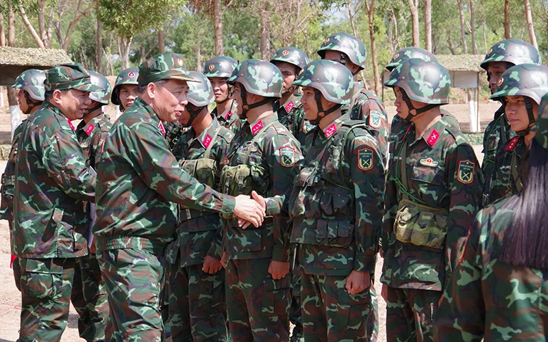 Cán bộ, học viên Học viện Quốc phòng nghiên cứu thực tế đơn vị ở địa bàn chiến lược. (Ảnh NGUYỄN VIỆT HÒA)