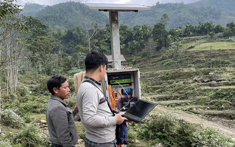 Lắp đặt trạm quan trắc sạt lở đất, lũ quét tại xã Bản Rịa, huyện Quang Bình, Hà Giang.