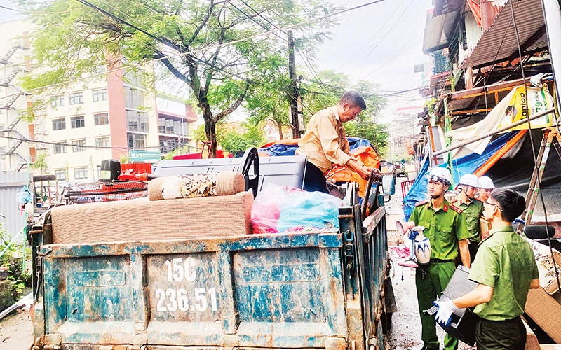 Các lực lượng hỗ trợ người dân di dời tài sản người dân khỏi các khu tập thể cũ nguy hiểm, chuyển về nơi ở mới.