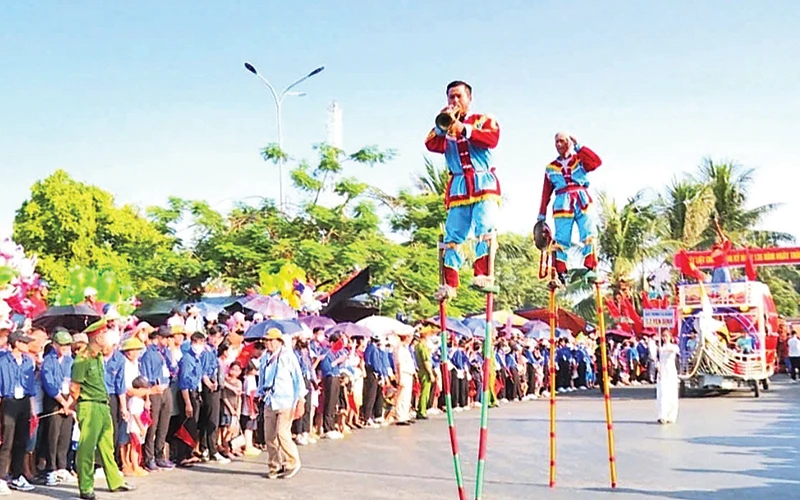 Biểu diễn cà kheo trong Ngày hội văn hóa thể thao của huyện Hải Hậu (Nam Định) năm 2024.