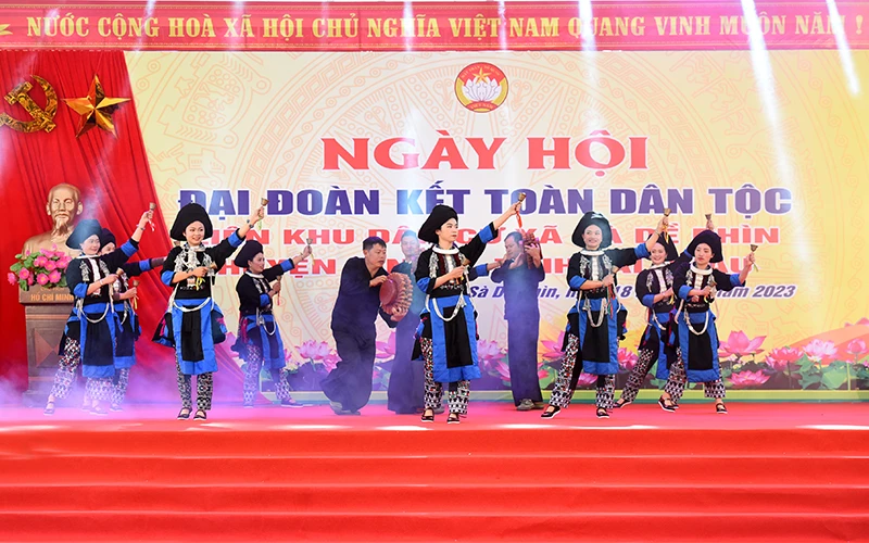 Chương trình nghệ thuật Ngày hội Đại đoàn kết toàn dân tộc tại xã Sà Dề Phìn, huyện Sìn Hồ, tỉnh Lai Châu. (Ảnh TRẦN HẢI)