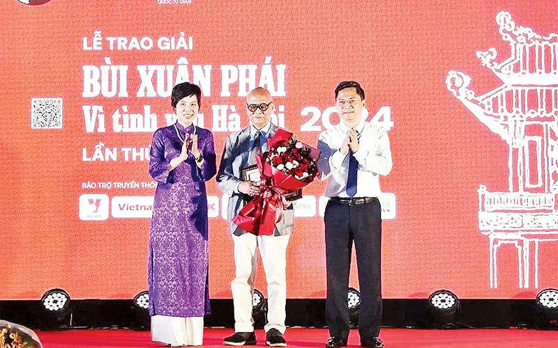 Giáo sư Hoàng Đạo Kính được trao giải Bùi Xuân Phái - Vì tình yêu Hà Nội năm 2024.